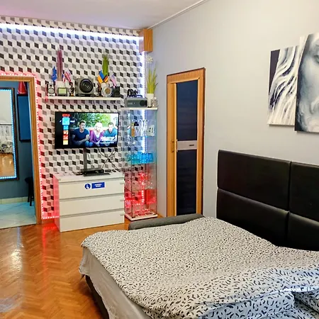 APARTAMENT VENGE -CAŁE MIESZKANIE 46m2 NA WYŁĄCZNOŚĆ - Z JEDNĄ SYPIALNIĄ I JEDNYM SYPIALNO-SALONEM -3 PIĘTRO BEZ WINDY- REZERWACJA BEZ KARTY KREDYTOWEJ-KLIMATYZACJA-NETFLIX-2 ŁÓŻECZKA DZIECIĘCE, BEZPŁATNY PARKING PUBLICZNY NA MONITOROWANYM PODWÓRZU * Wrocław