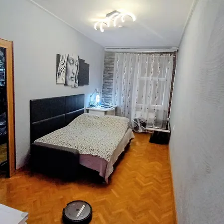 APARTAMENT VENGE -CAŁE MIESZKANIE 46m2 NA WYŁĄCZNOŚĆ - Z JEDNĄ SYPIALNIĄ I JEDNYM SYPIALNO-SALONEM -3 PIĘTRO BEZ WINDY- REZERWACJA BEZ KARTY KREDYTOWEJ-KLIMATYZACJA-NETFLIX-2 ŁÓŻECZKA DZIECIĘCE, BEZPŁATNY PARKING PUBLICZNY NA MONITOROWANYM PODWÓRZU Apartamento *